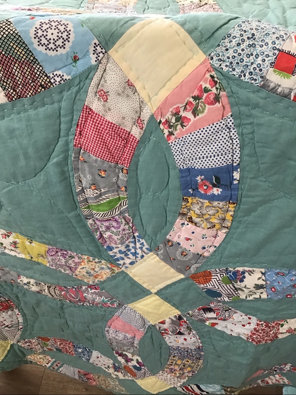 Vintage Double Wedding Ring quilt from the 1930s-1940s - Picture 9 of 15